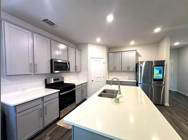 929 Main St — Photo 2