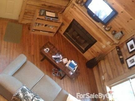 3rd image of 215 Daisey Ln