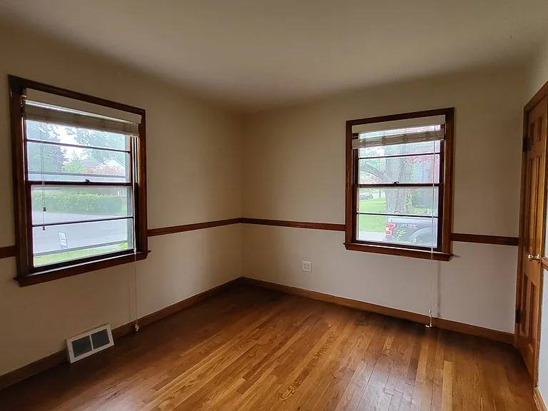 156 Doris St — Photo 10