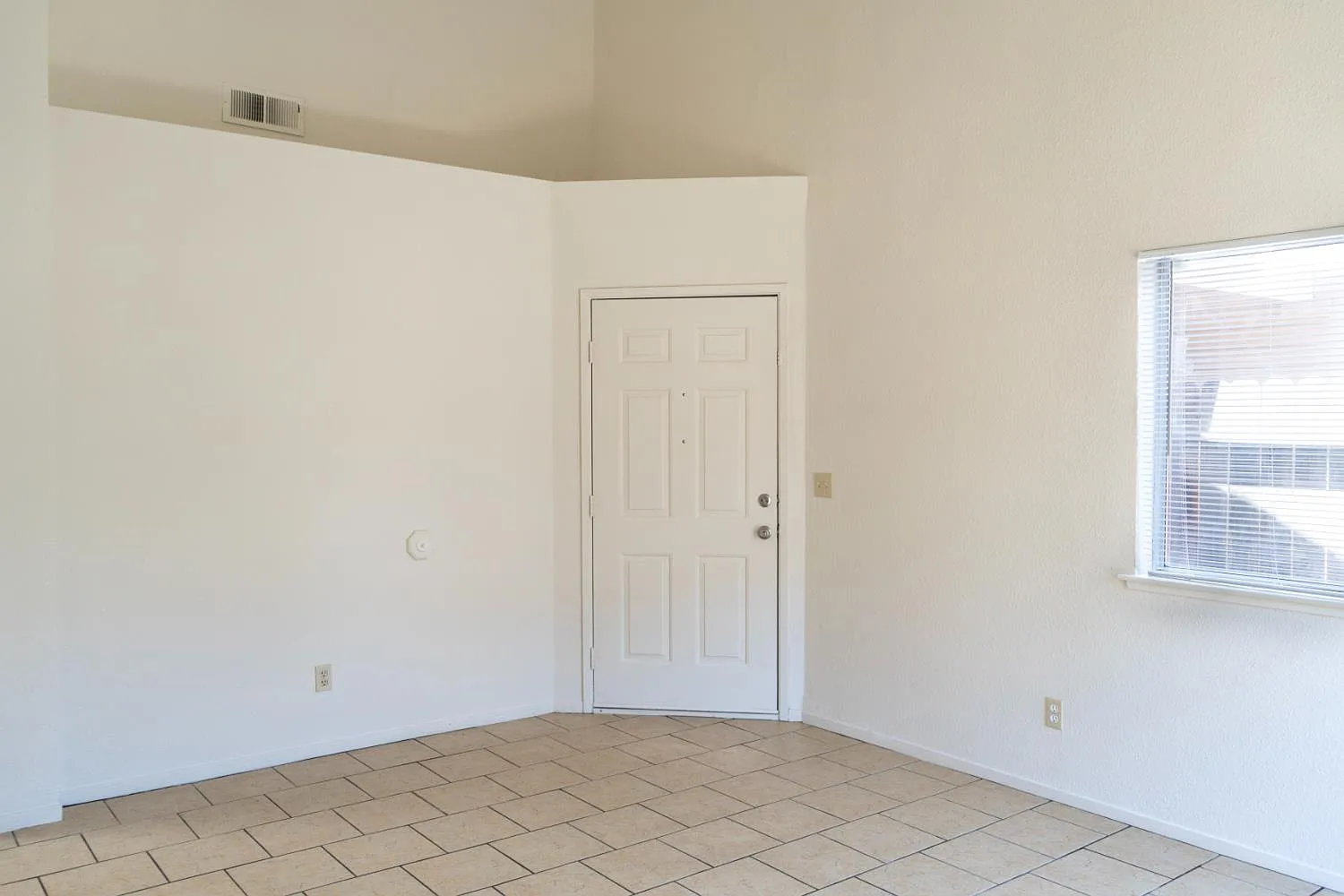 3 bed, 1322 sqft, $1,800 — Photo 4
