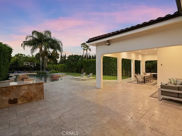 22953 Oxnard St — Photo 29