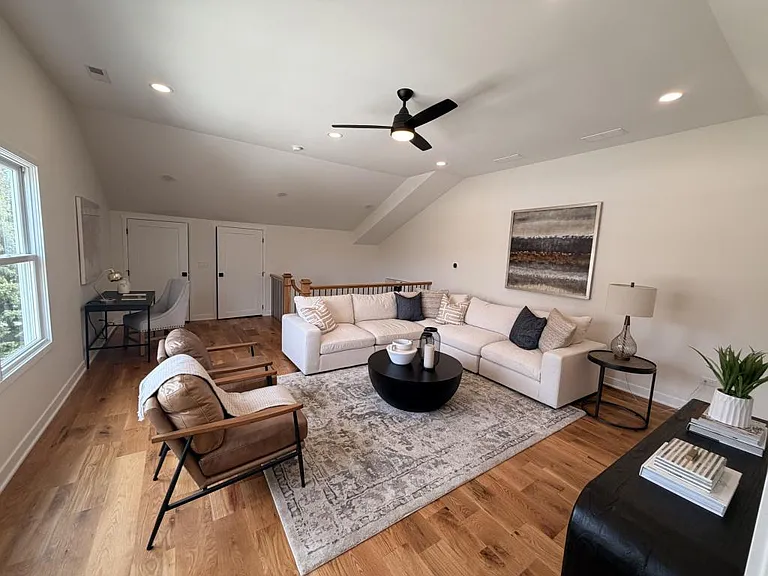 717 N Brainard St — Photo 10