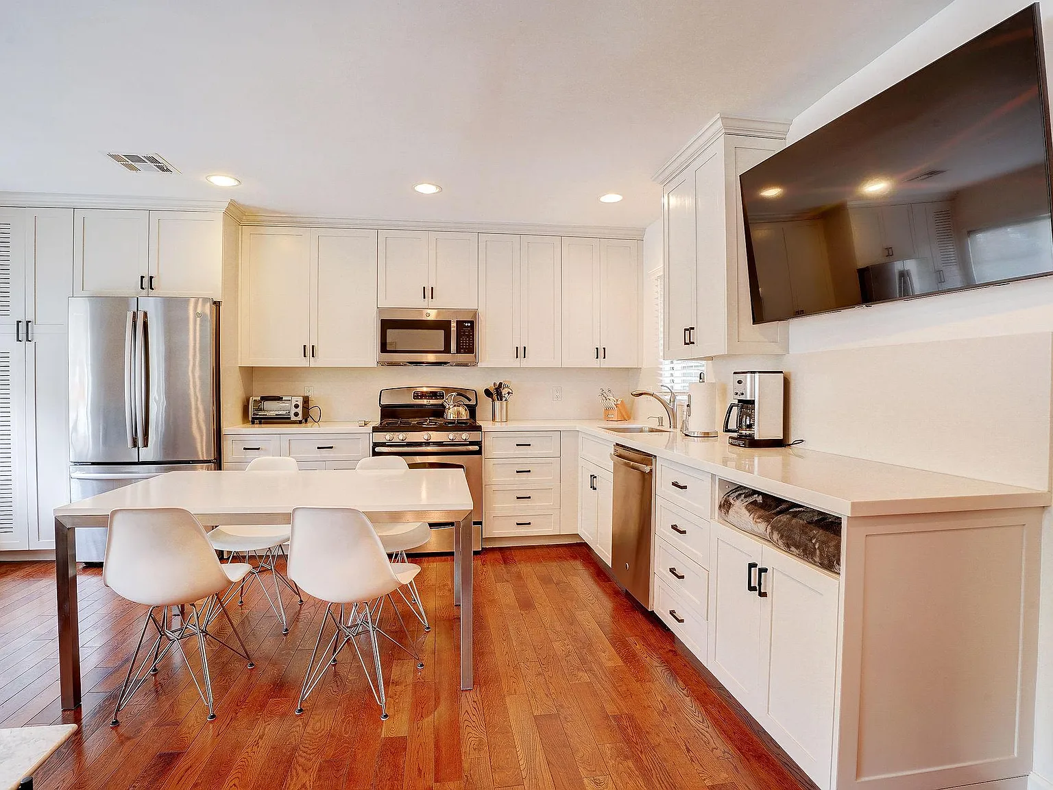 2 bed, 705 sqft, $7,850 — Photo 2