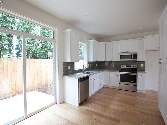 3rd image of 127 NE 109th Ave