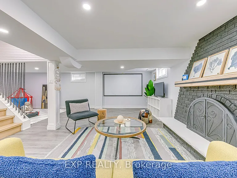 322 Mary St — Photo 40