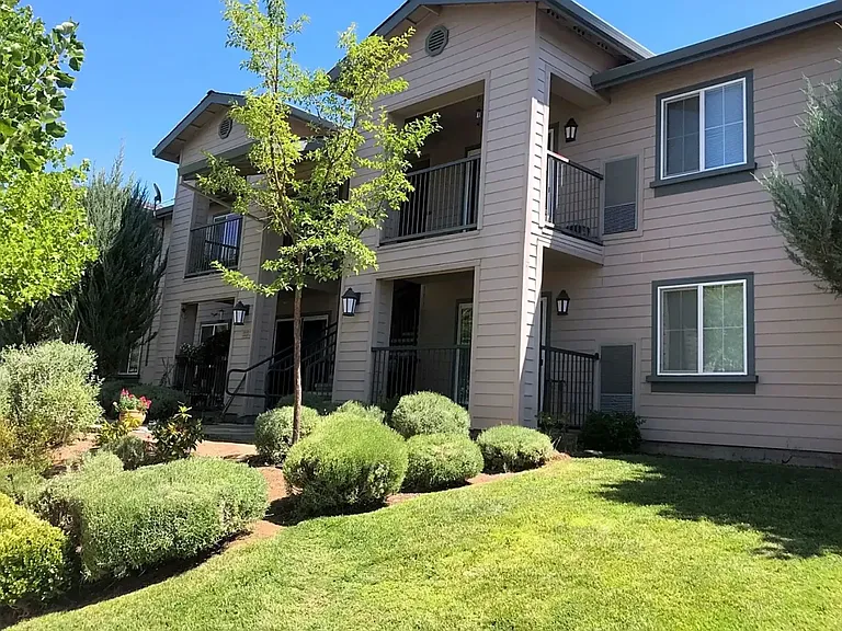 Emerald Pointe Apartments — Photo 7