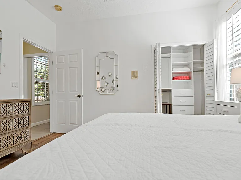 2140 N Maiden Ln — Photo 24