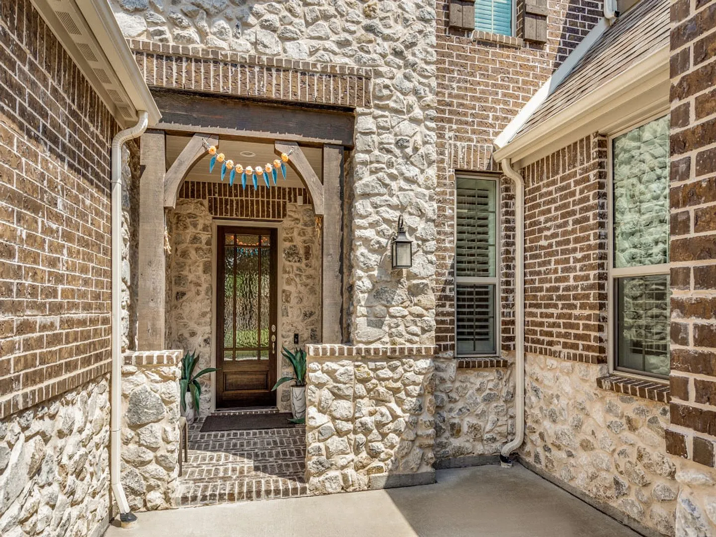 905 Asbury Drive — Photo 2