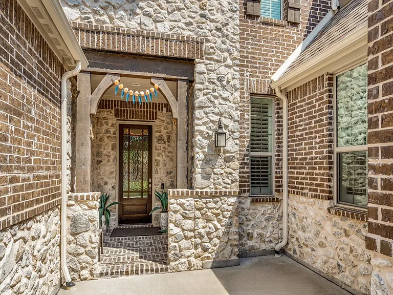 905 Asbury Dr — Photo 2