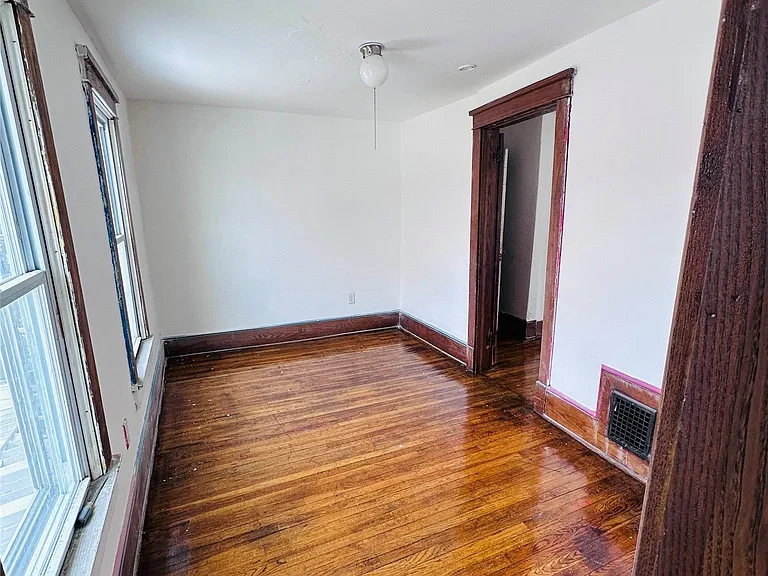 210 Squires Ave — Photo 22