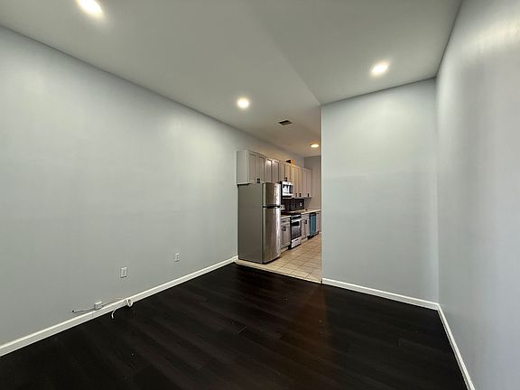 3rd image of 180 Hutton St APT 3R