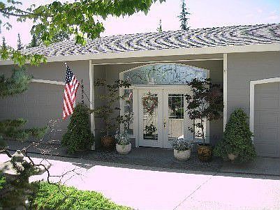 Level home & lakefront lot