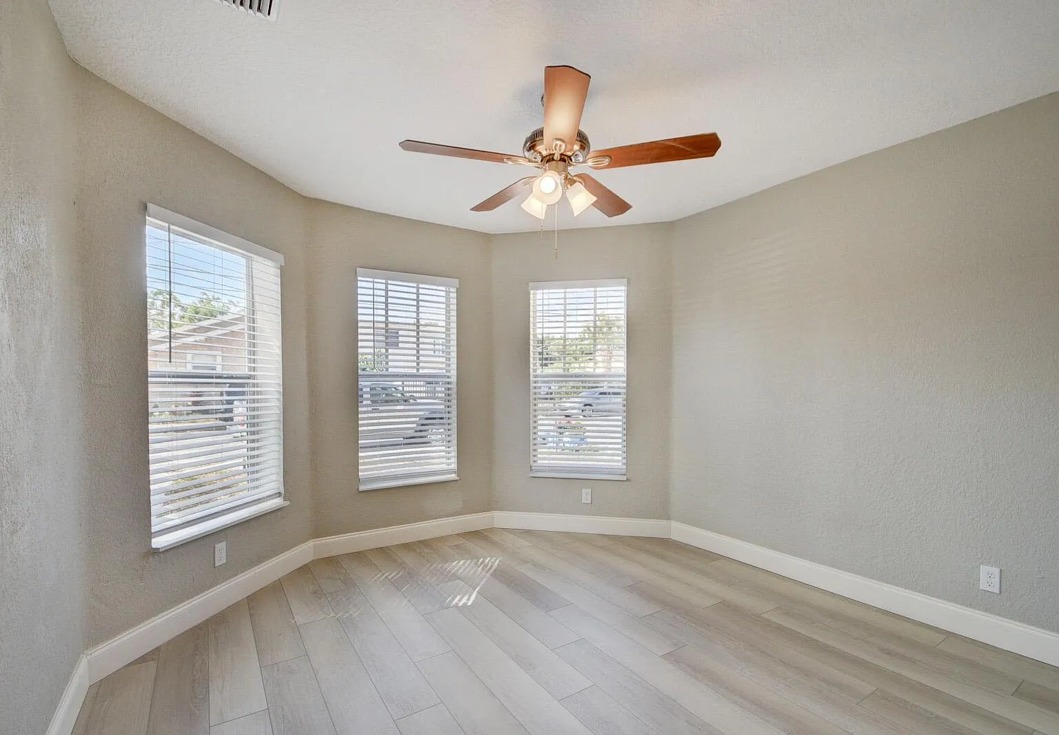 3 bed, 2.0 bath, 1279 sqft, $3,400 — Photo 4