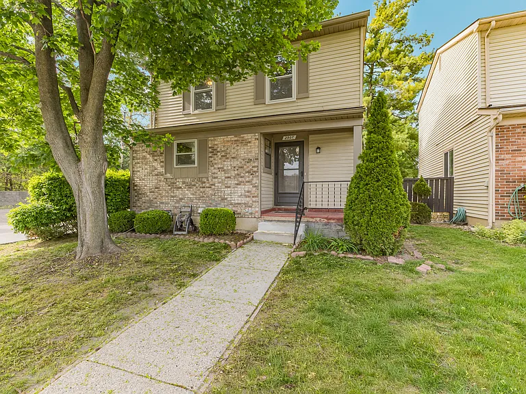2907 Roundtree Dr — Photo 2