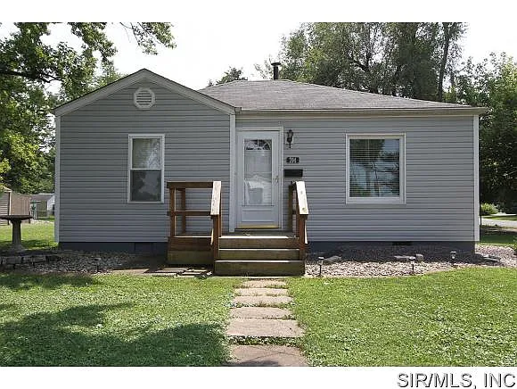 704 Victory Dr photo 1