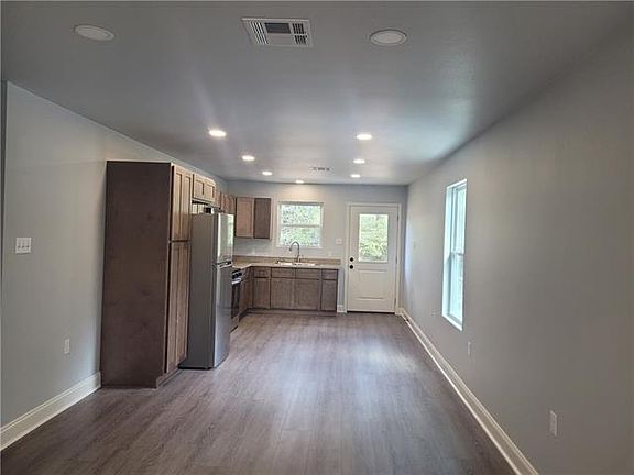3rd image of 2402 Pelican St