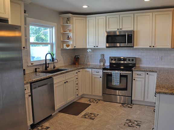 2nd image of 1670 Whitewood Dr