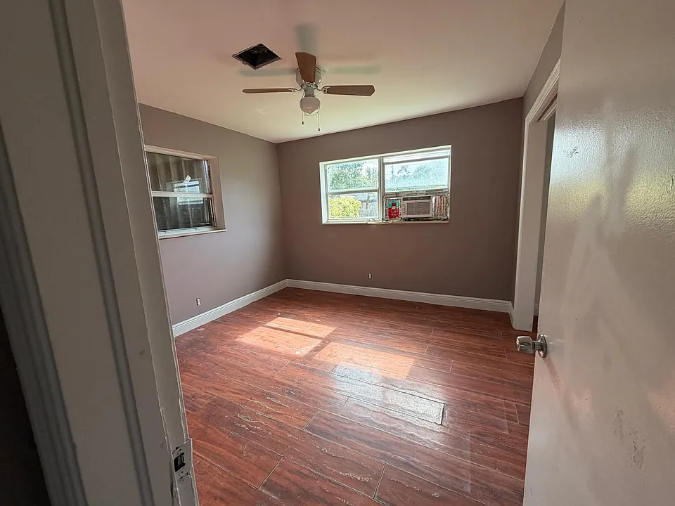 4214 Greenwood Ave