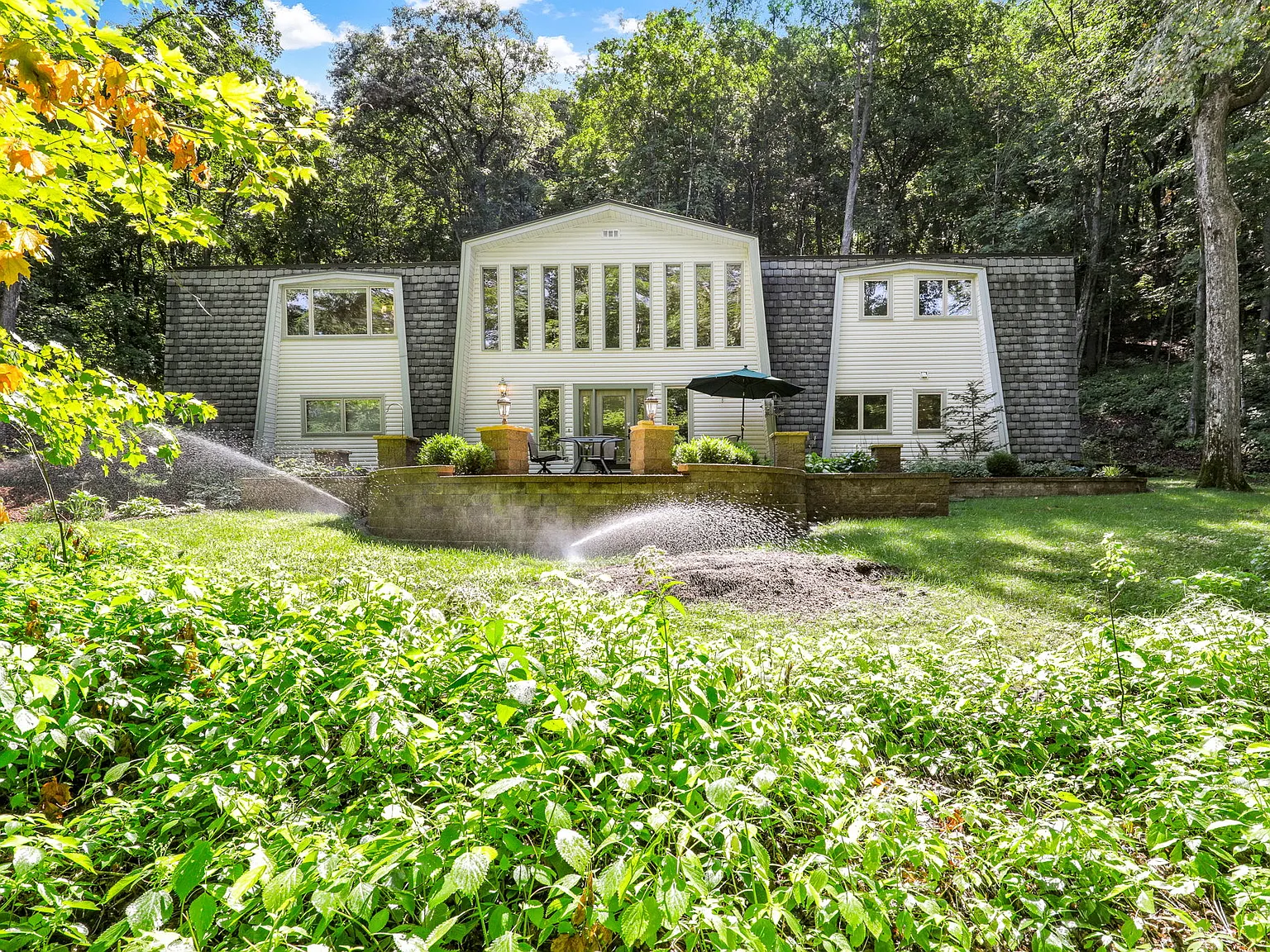 1501 Twin Springs Rd — Photo 1