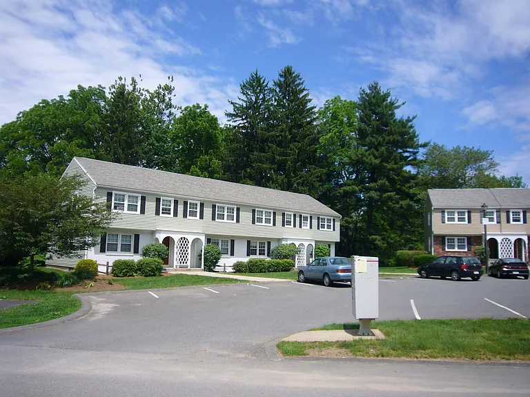 20 Hobart Ln — Photo 7