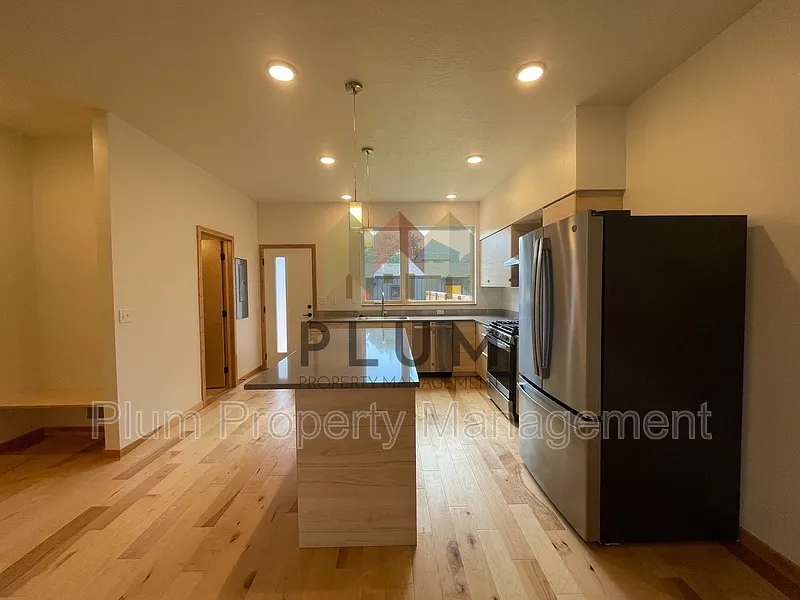 3 bed, 2.5 bath, 1900 sqft, $3,095 — Photo 3