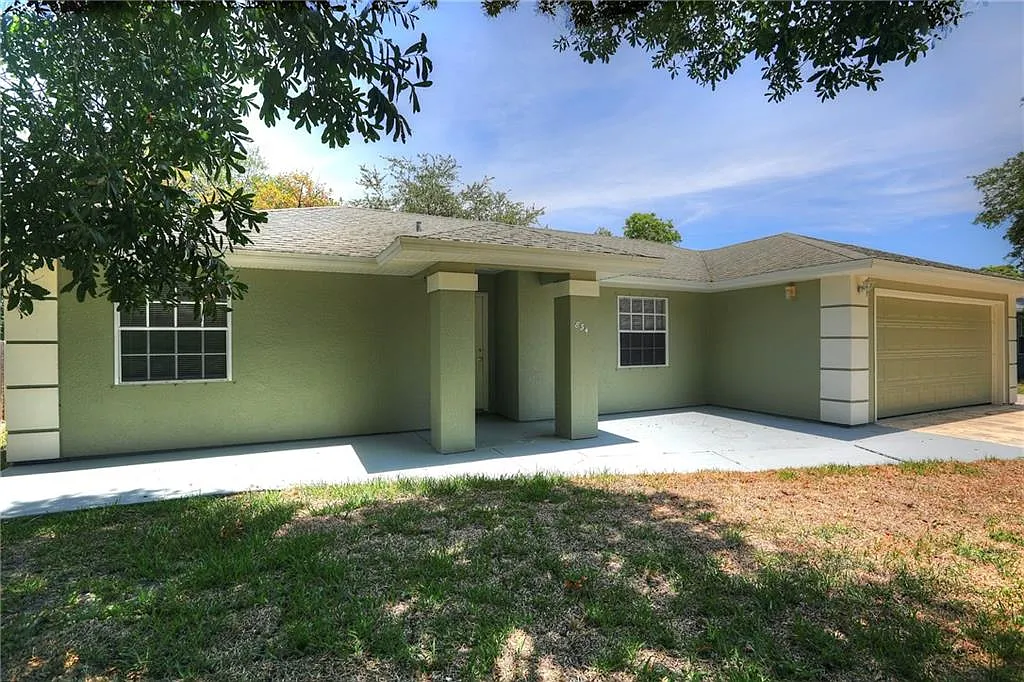 3 bed, 1178 sqft, $2,400 — Photo 1