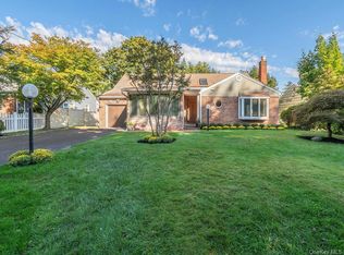 24 Downing Ave, Sea Cliff, NY 11579