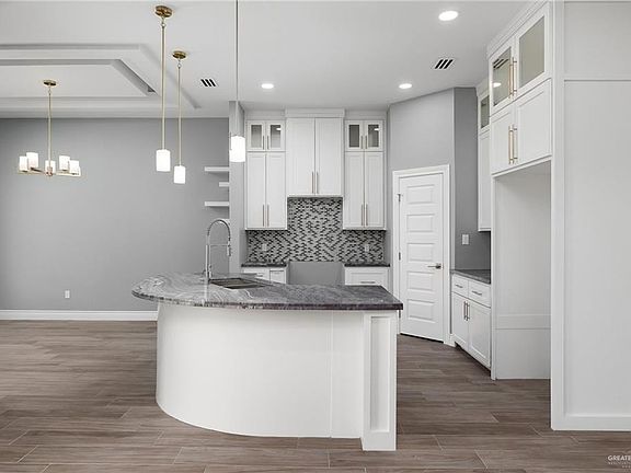 4th image of 304 Stella Dr