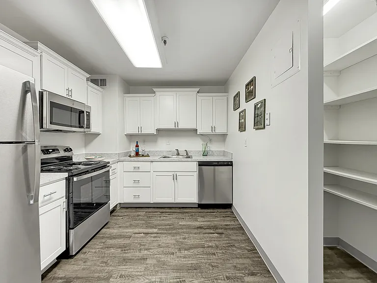 Harbor Tower Apartments — Photo 16
