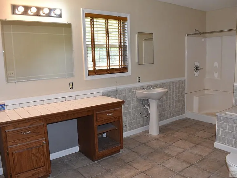 5830 Lost Creek Dr — Photo 9