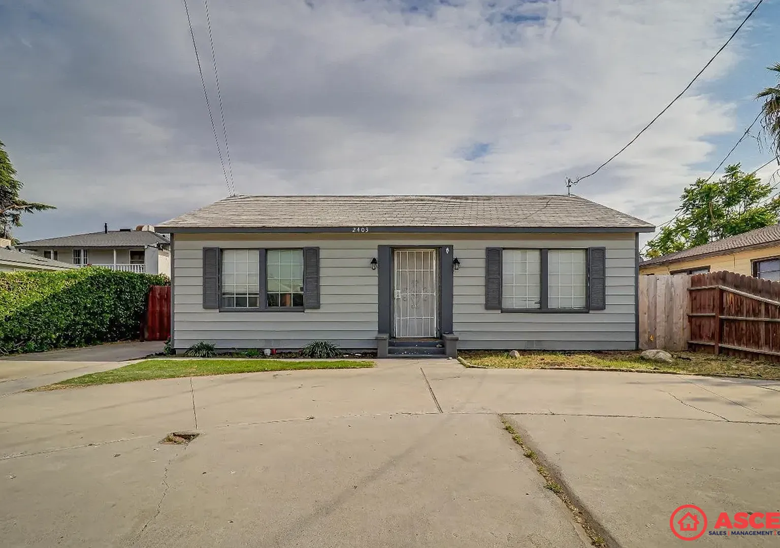 Spacious 3BD/1BA in Bakersfield Water, Sewer & Trash Included! — Photo 1
