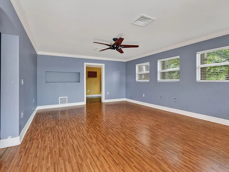 1005 Selkirk St — Photo 4