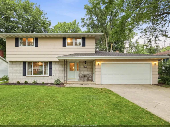 1698 Beaver Dam Dr, Green Bay, WI 54304