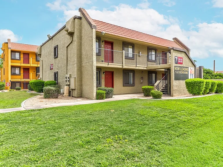 The Oaks Apartments — Photo 13