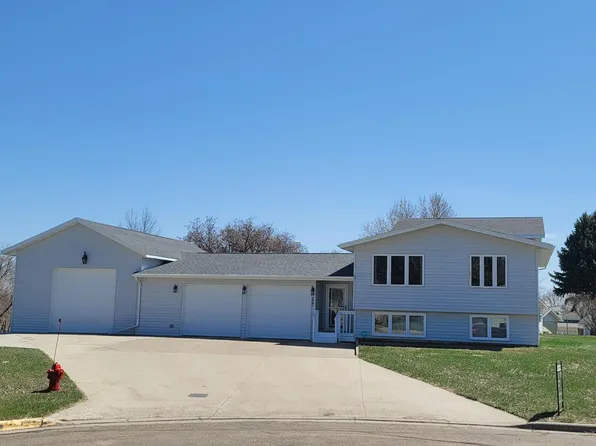 207 11th St NE, Beulah, ND 58523