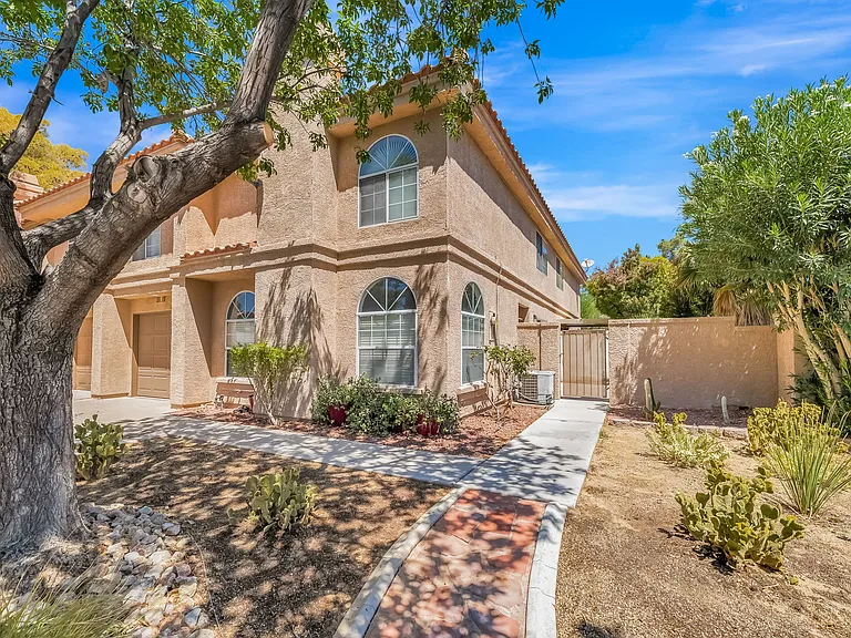 2840 Floral Peak Dr — Photo 3
