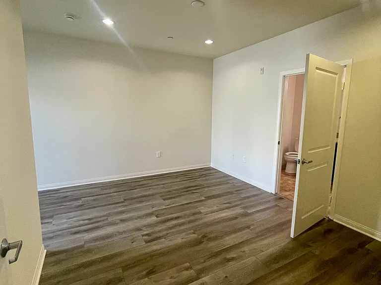 5842 Harold Way #202 — Photo 11