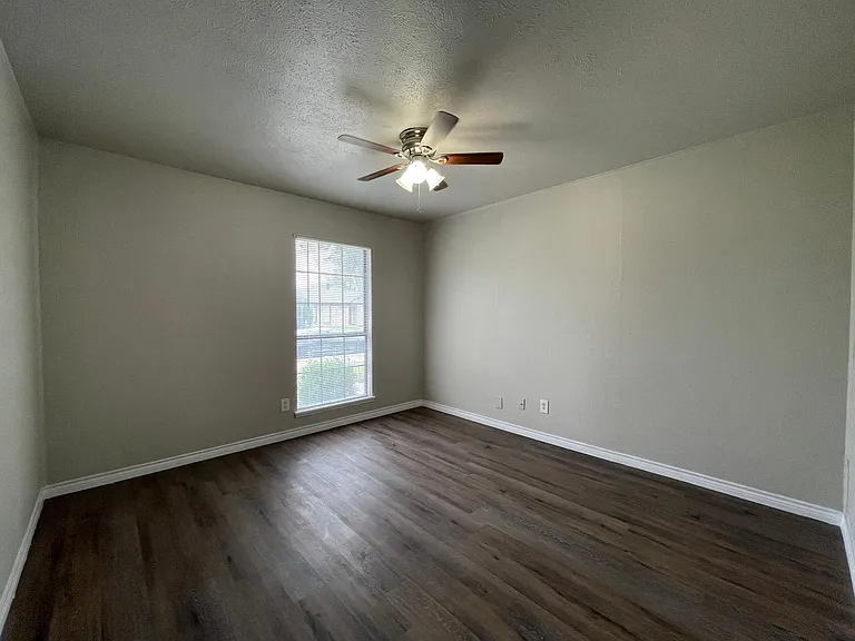 1913 Glenwick Ln — Photo 10
