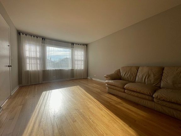 4th image of 5038 W Wellington Ave