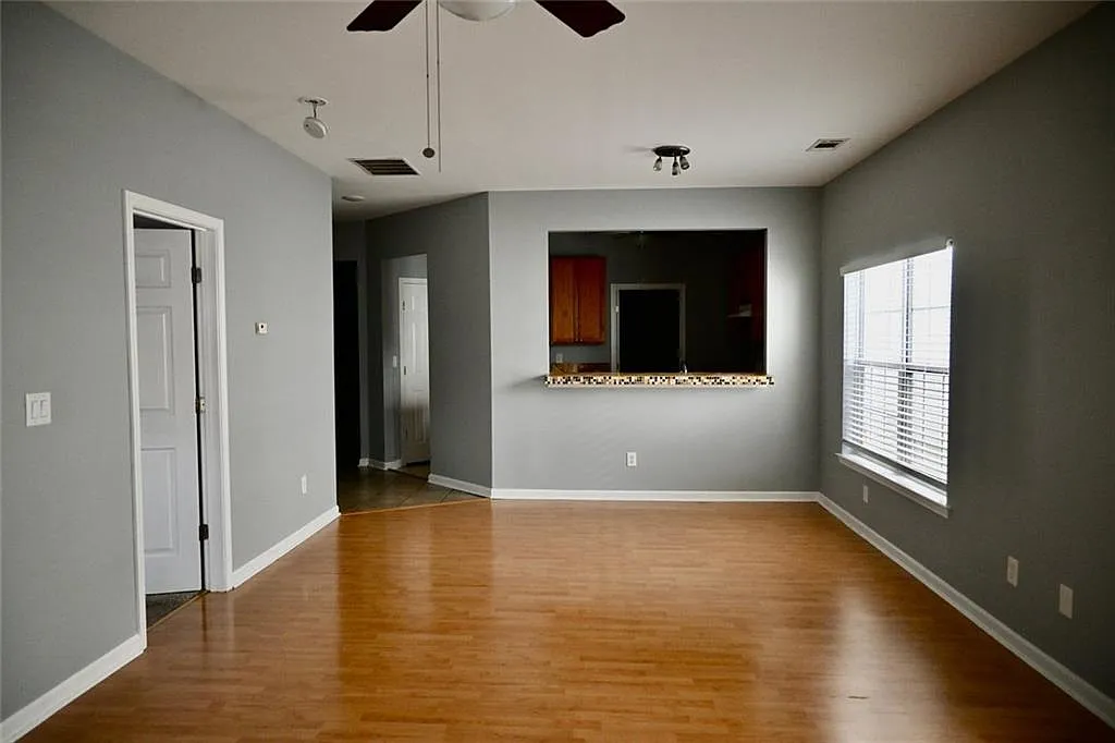 3 bed, 2.0 bath, 1424 sqft, $2,100 — Photo 3