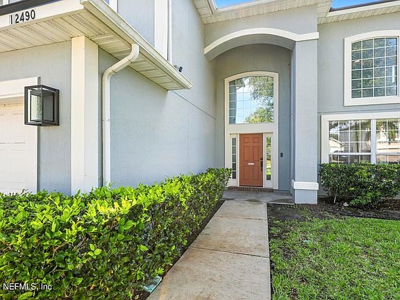 3rd image of 12490 TROPIC Drive