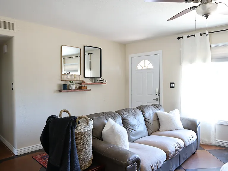 2526 E Corrine Dr — Photo 11