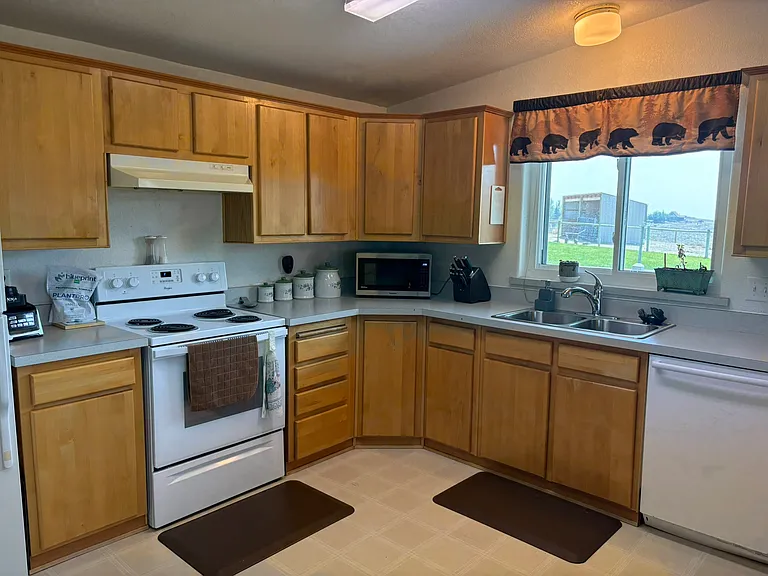 2424 Loyd Dr — Photo 2