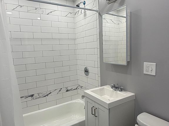 2nd image of 556 W 31st St Unit 3
