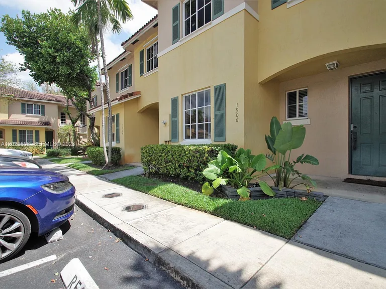 1904 SW 60th Ave — Photo 32