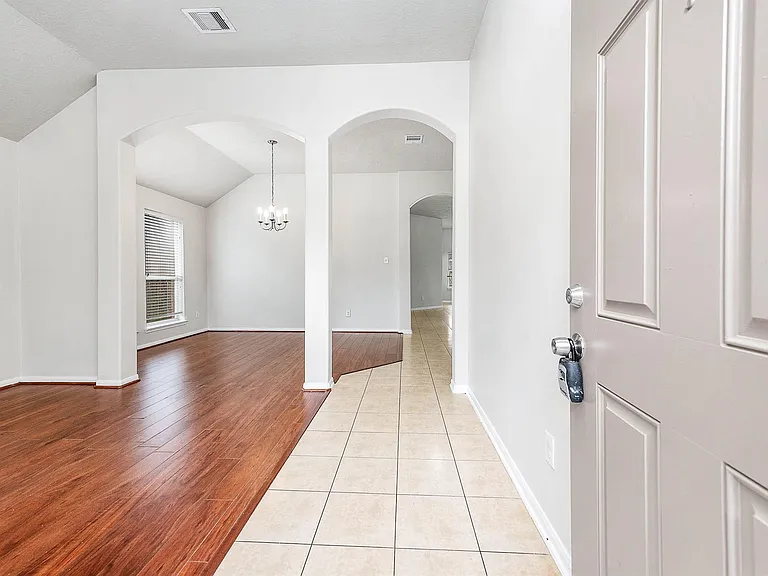 927 Hannah Falls Ln — Photo 5