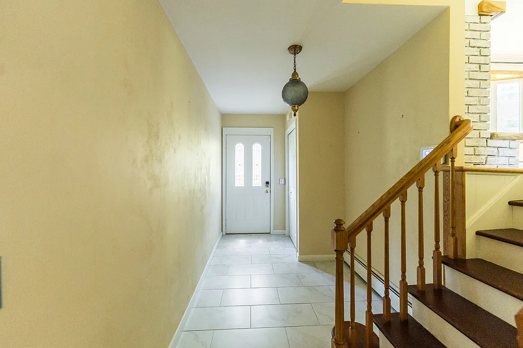 3 bed, 2300 sqft, $2,200 — Photo 2
