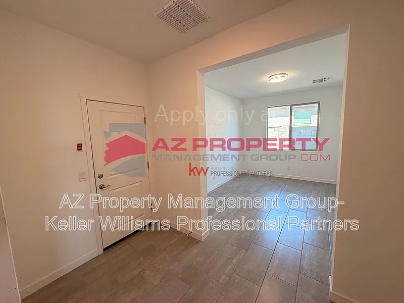 4 bed, 3.0 bath, 3237 sqft, $2,400 — Photo 4