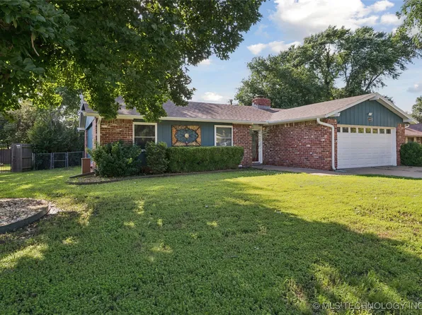 1809 East Dr, Bartlesville, OK 74006