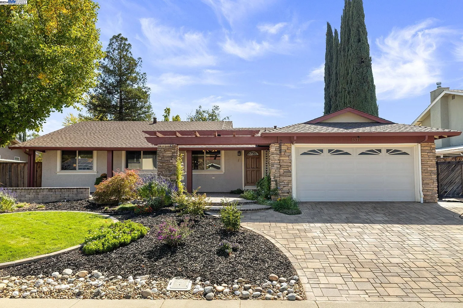 1371 Windsor Way photo 1